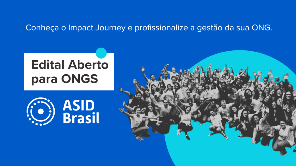 Multidão de pessoas. Fundo azul com as frases: "Conheça o Impact Journey e profissionalize a gestão da sua ONG".