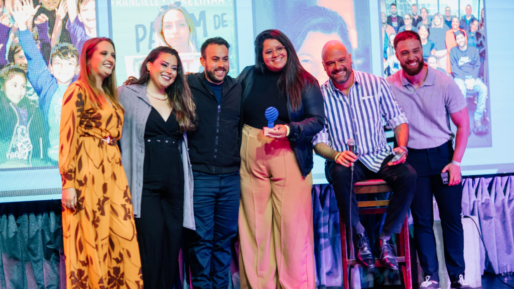 Equipe ASID recebendo o troféu de Primeiro Lugar na categoria “Inovação Social e Impacto Comunitário”, no Prêmio Curitiba Mais Criativa