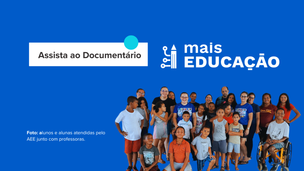 Chamada para o documentário Mais Educação. Na foto estão alguns alunos e alunas atendidos pelo projeto junto com professoras.