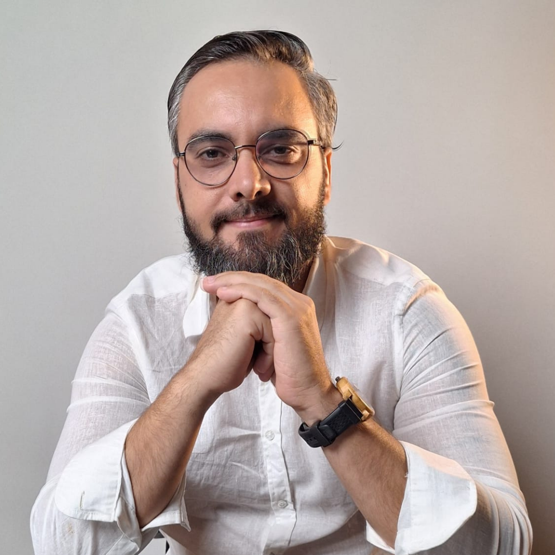 Foto de Victor- homem branco, 40 anos, grisalho, barba e oculos.