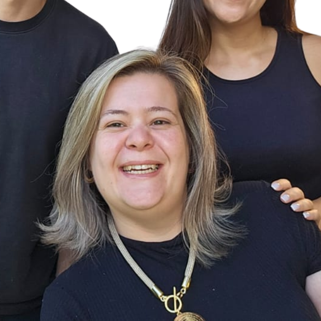 Amanda, mulher branca, 30 anos, loira.